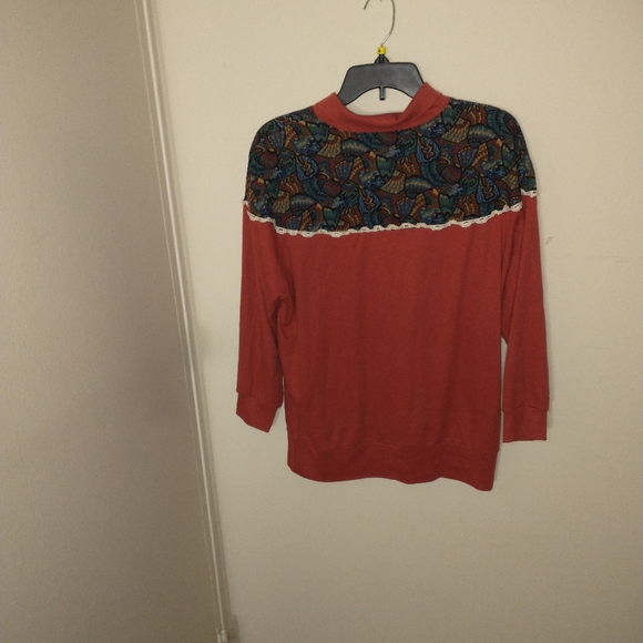 Unisex long sleeve printed red top - Picture 6 of 7